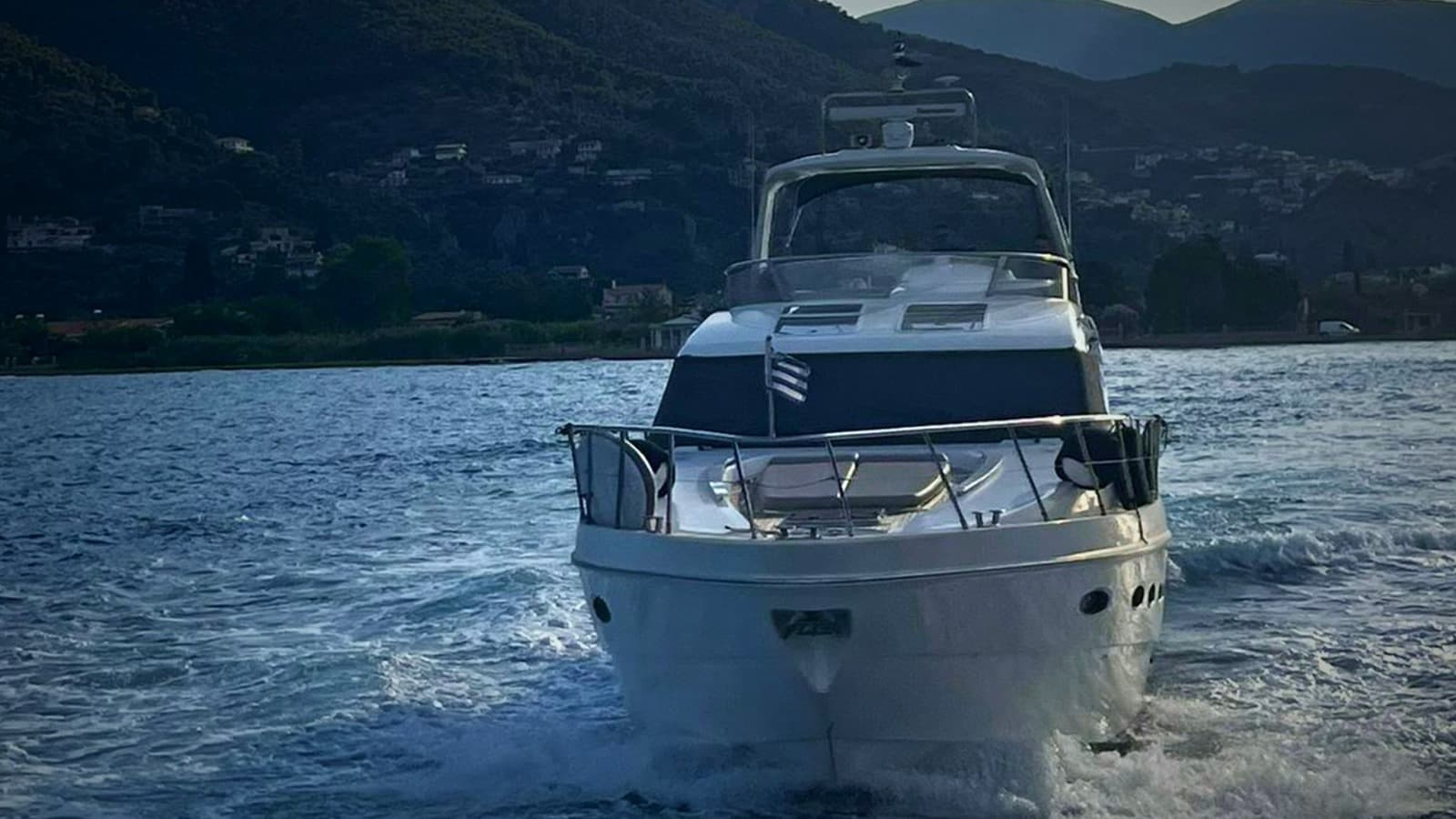 Private Motor Yacht Cruise with Sailbliss on Athenian Riviera