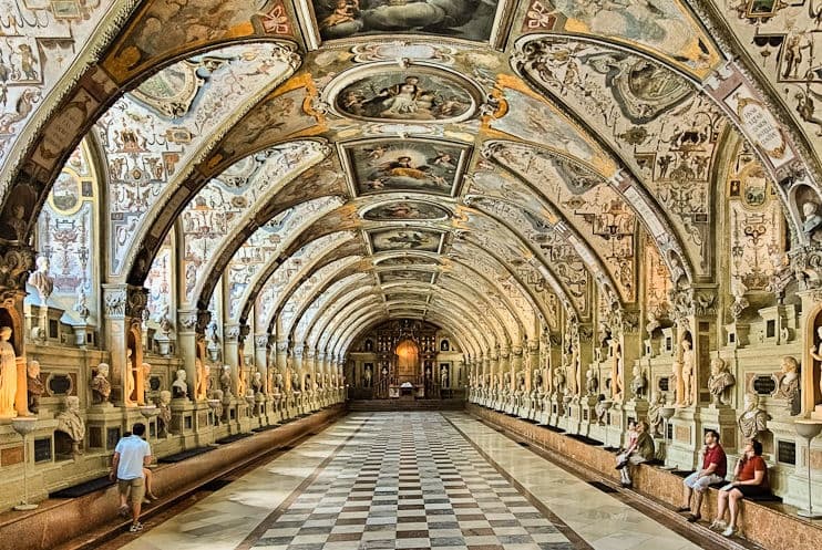 Munich Old Town & Residence Palace Walking Tour: Marienplatz to the Residenz
