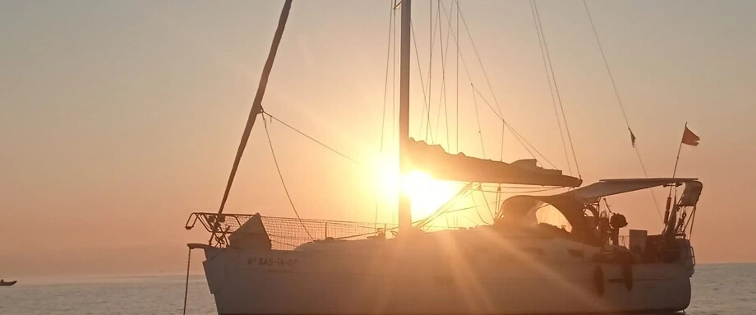 Sunrise Sailing Tour en Catamarán — Barcelona Dawn Cruise on a Luxury Catamaran