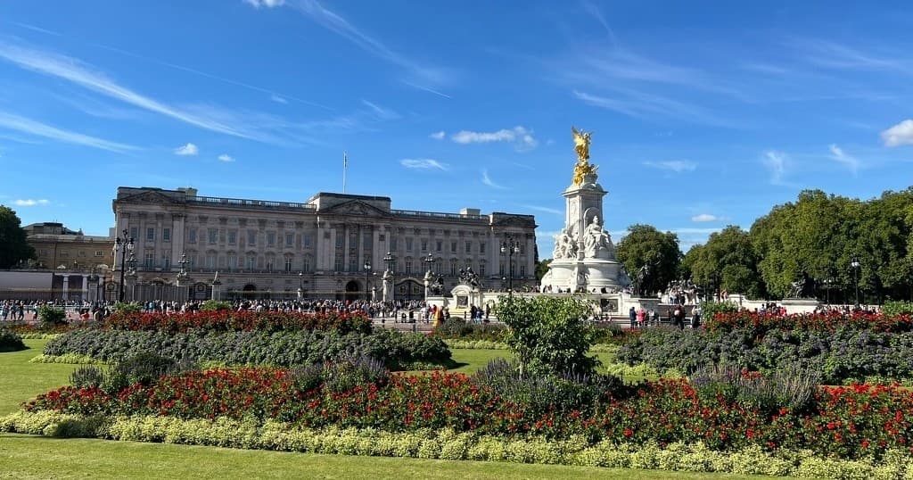 Afternoon Tea Walking Tour in London’s West End — Taste History on a 3-Hour Stroll photo 1