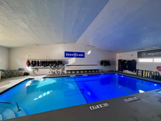 Heated 10ft Deep Pool in Cape Coral: Year-Round Scuba Practice and Exploration