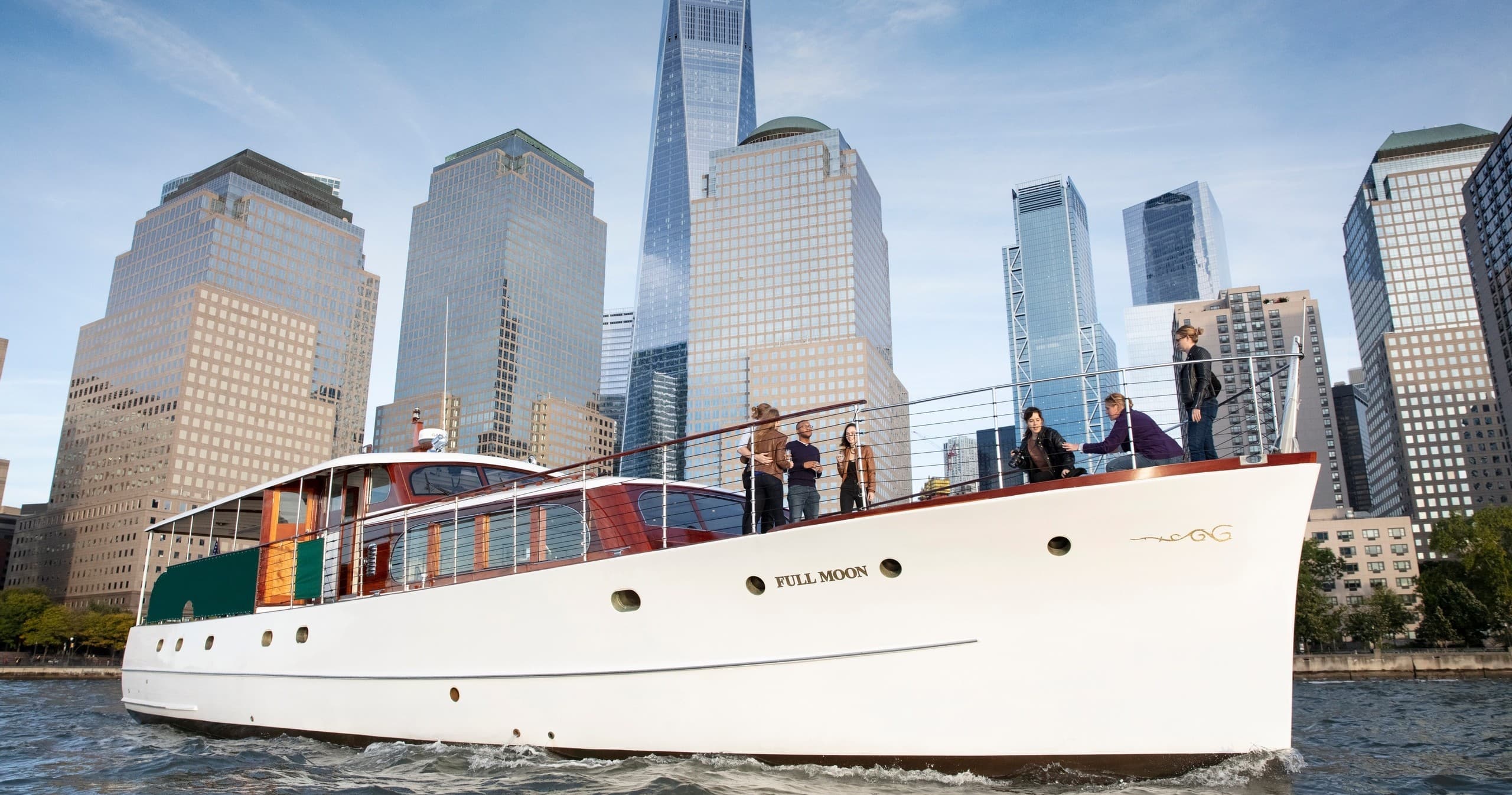 Statue & Skyline Yacht Tour with Classic Harbor Line in New York