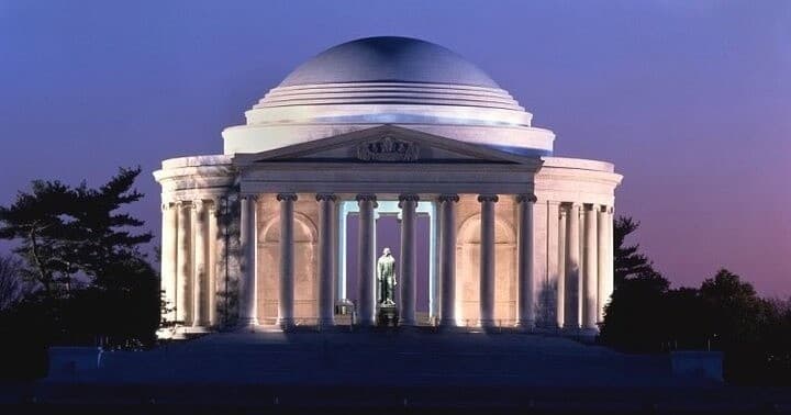 Washington After Dark: Illuminated Monuments Night Tour in DC