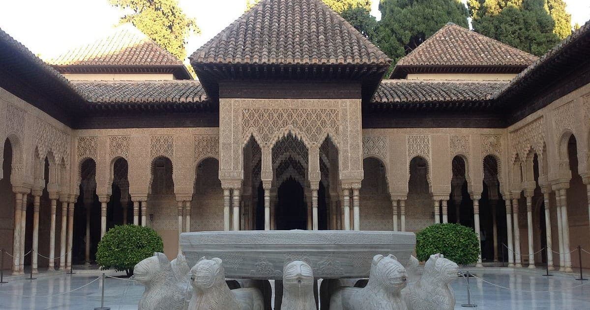 Guided Tour of the Alhambra & Generalife with Grupo Xplorer in Granada