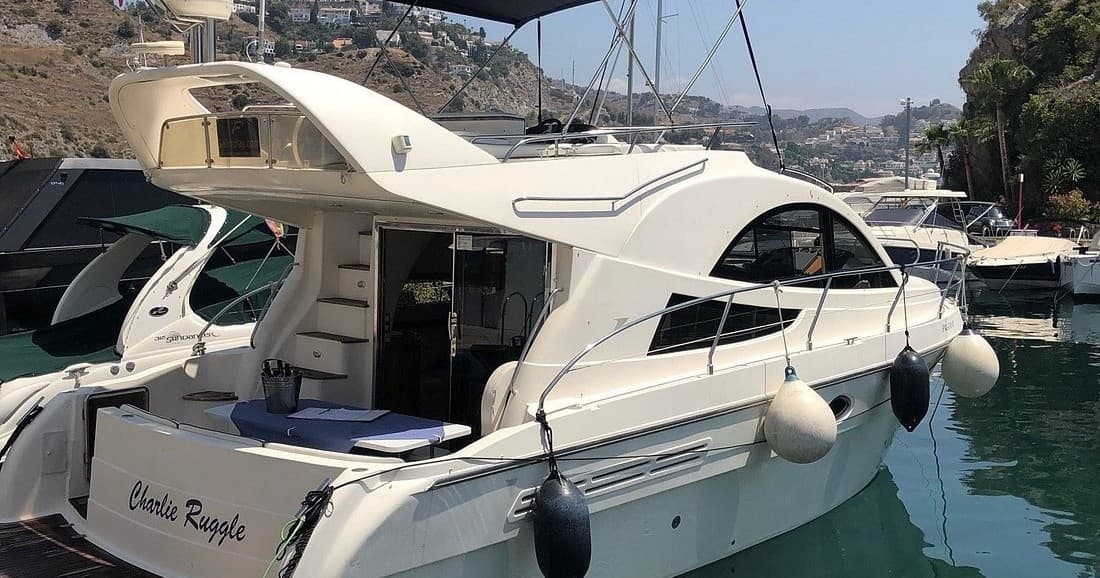 Luxury Motor Yacht Charlie Ruggle: Half-Day Cruise, Snorkel & Sailing Lessons from La Herradura