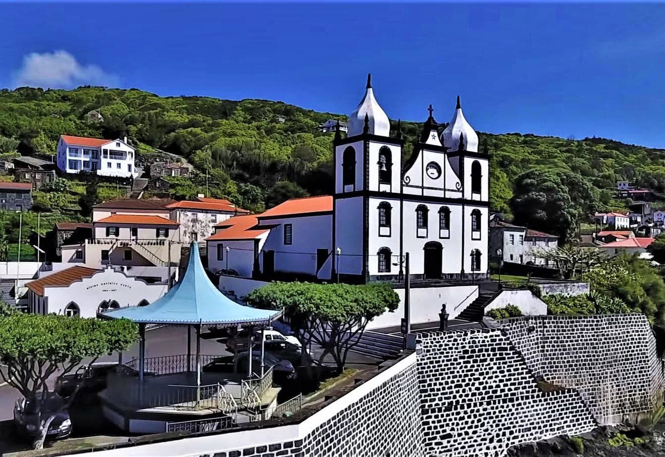 Caminhada Calheta de Nesquim Hike with Futurismo Azores