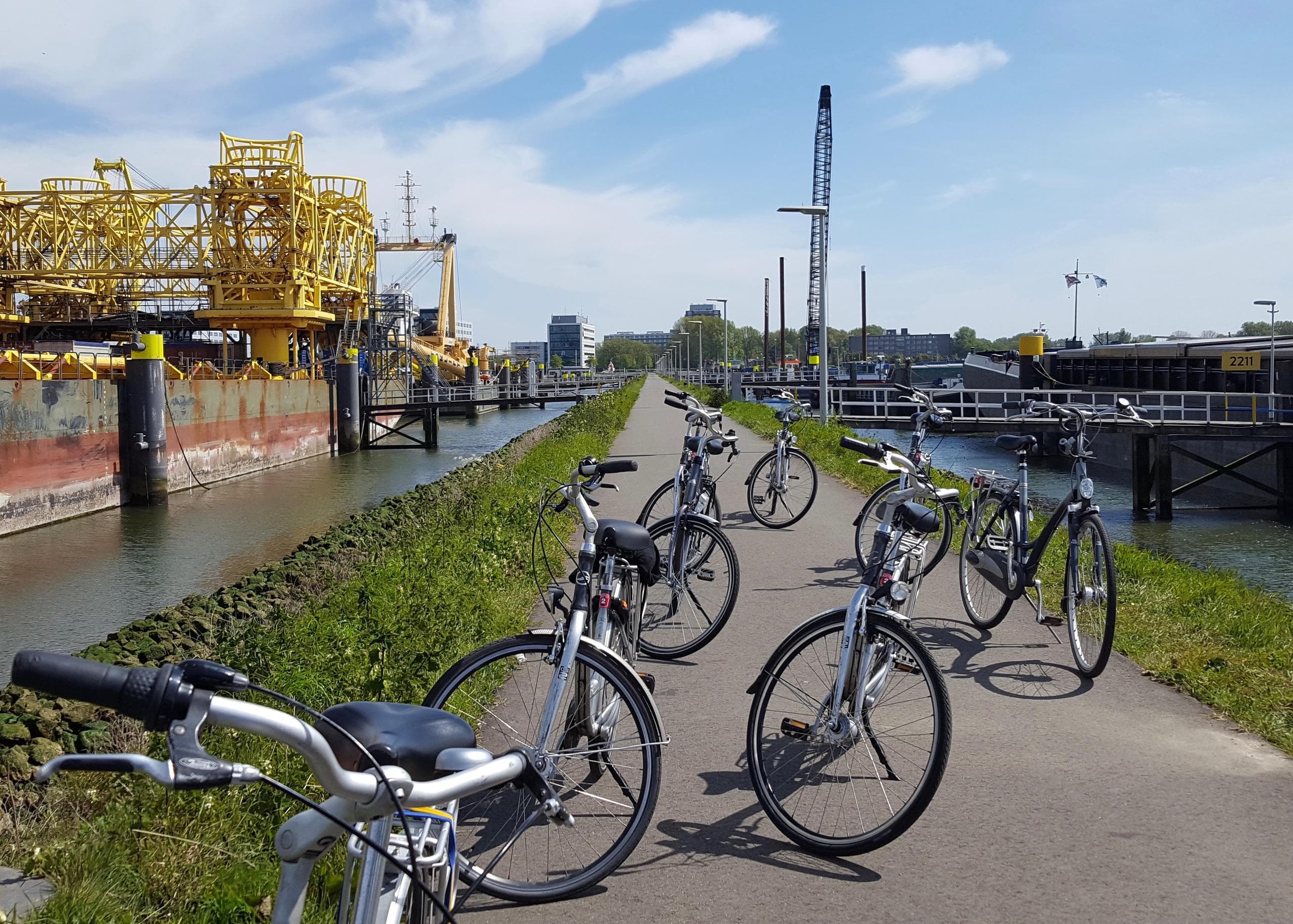 Waterfront & Cycling Tour at Rotterdam Harbor by Inside Rotterdam