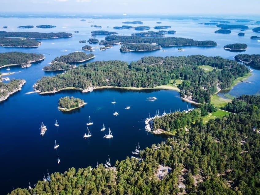 Sail Stockholm's Archipelago: Two-Hour Guided Islands Cruise from Gamla Stan