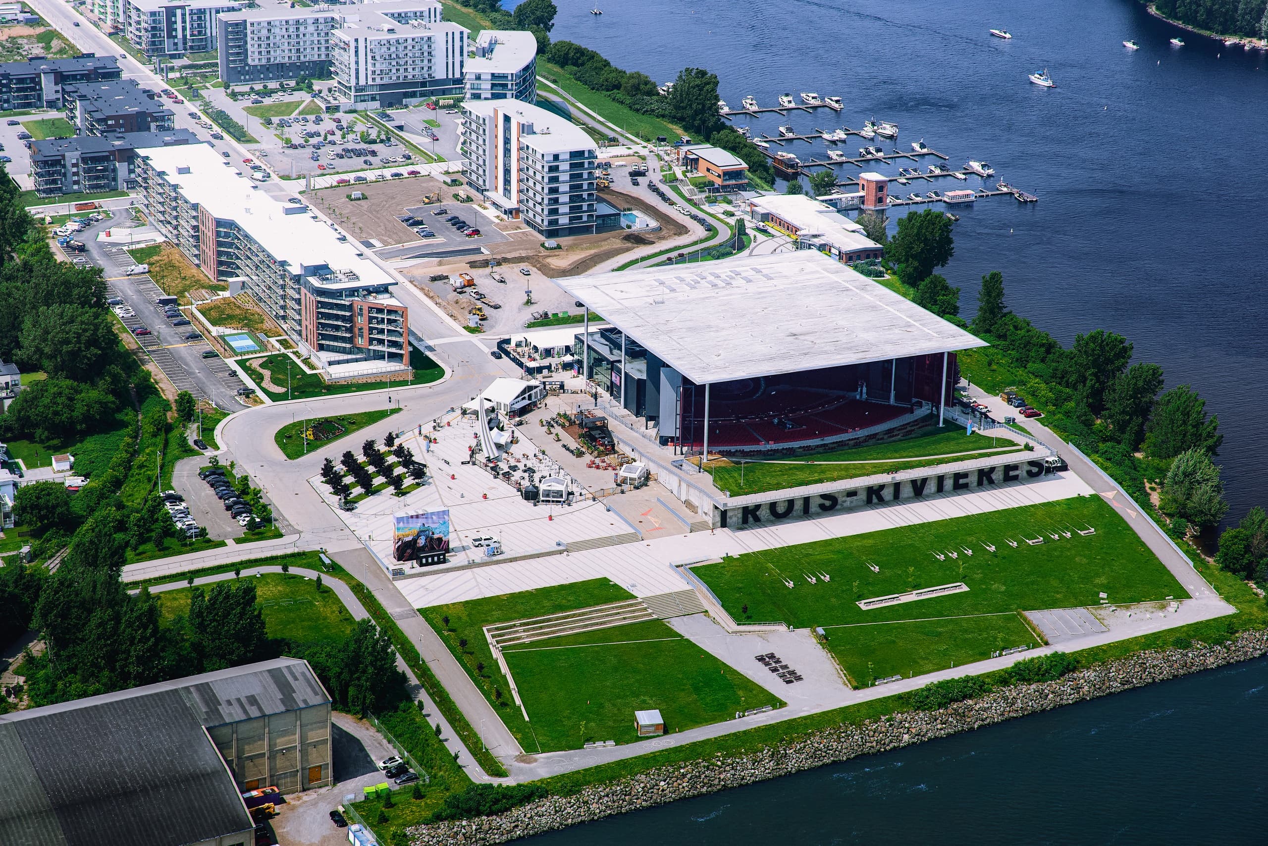 Trois-Rivières Helicopter Tour: 15-Minute Intro Flight Over the St. Lawrence photo 4