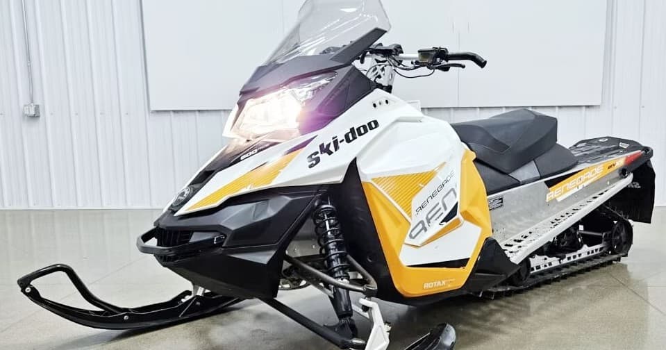Winter Sports with Skidoo Renegade Sport 600 ACE XS in the Mountains