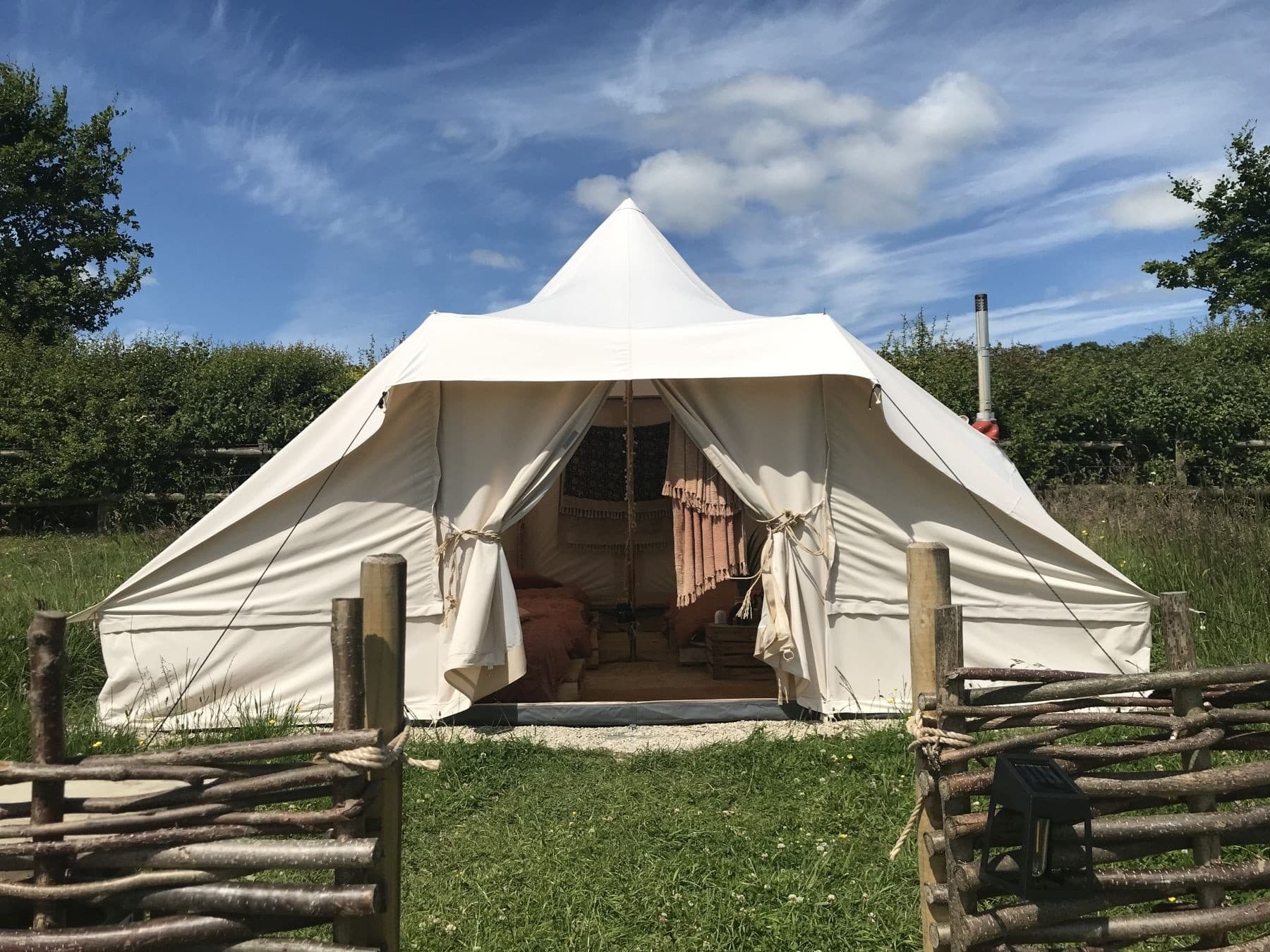 Sleep Under the Ridgeway: Ocher Weekday Tent Stay Near Rugby