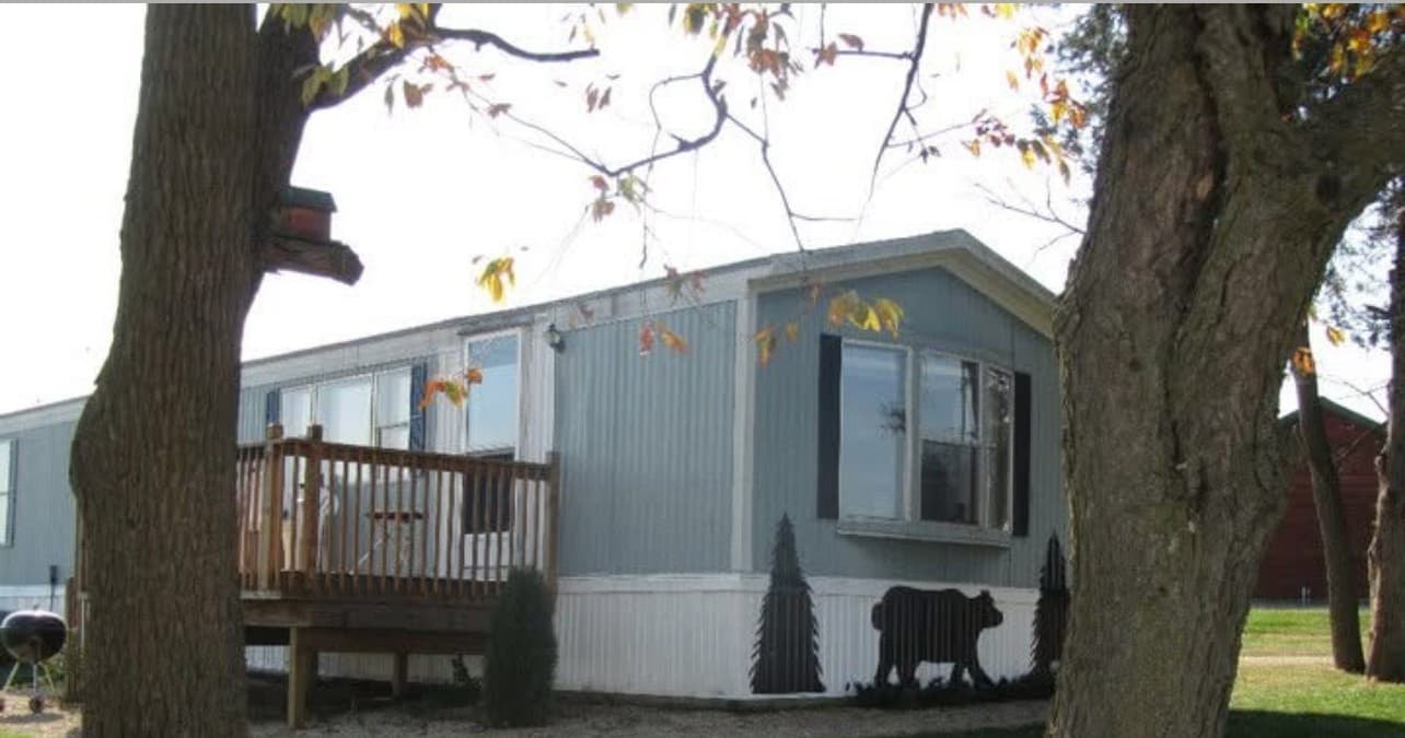 Lodge Stay at Mike's Engine Works/Trailview Cabins: Rustic Comfort Near Outdoors