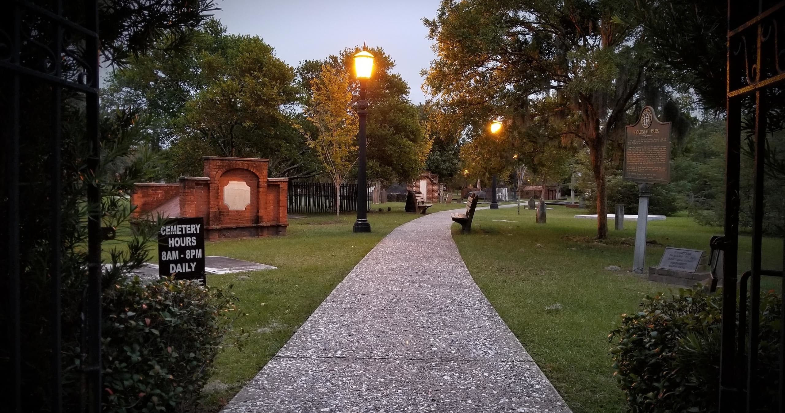 Exploring Savannah’s Haunted History: A Spine-Tingling Walking Tour Through Downtown’s Dark Past