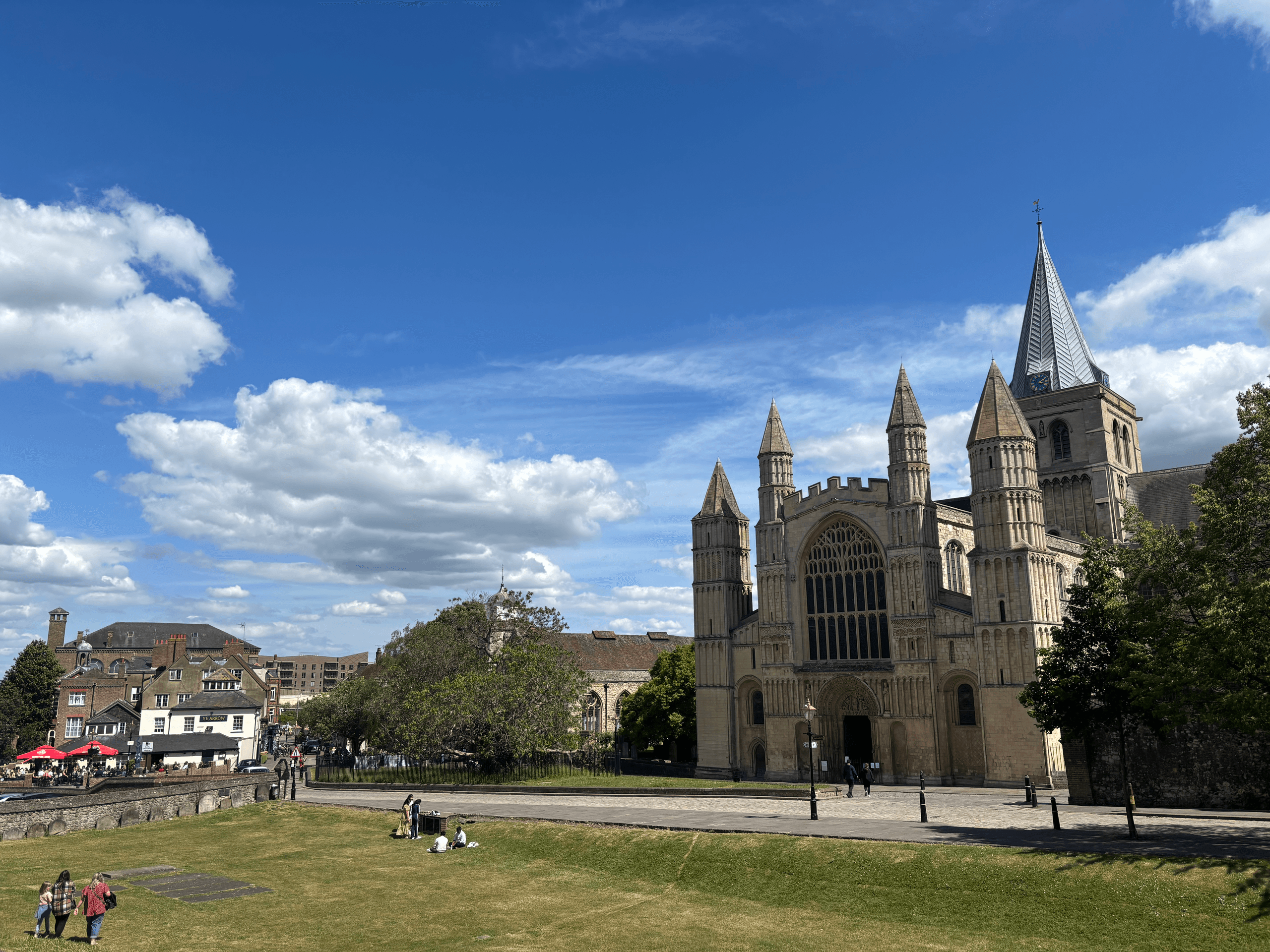 Explore Historic Rochester: River Medway Cruise and Dickensian Streets Day Trip