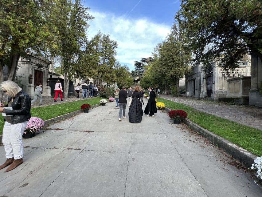 Haunted Père Lachaise Cemetery Tour with Universal Tour Guide