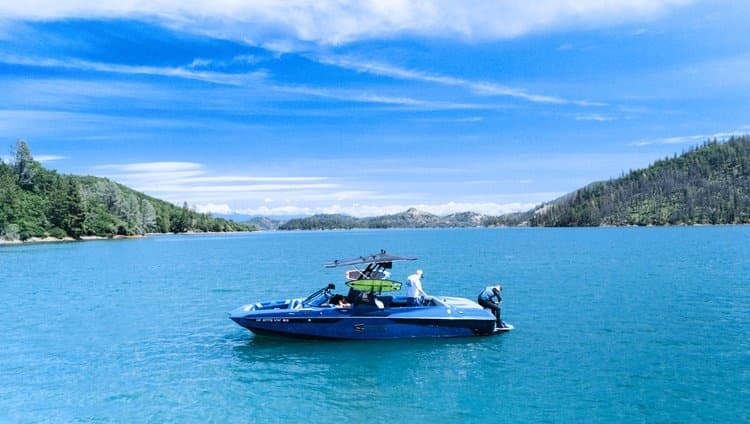 Guided Wake Surf Boat Rental in Redding, California