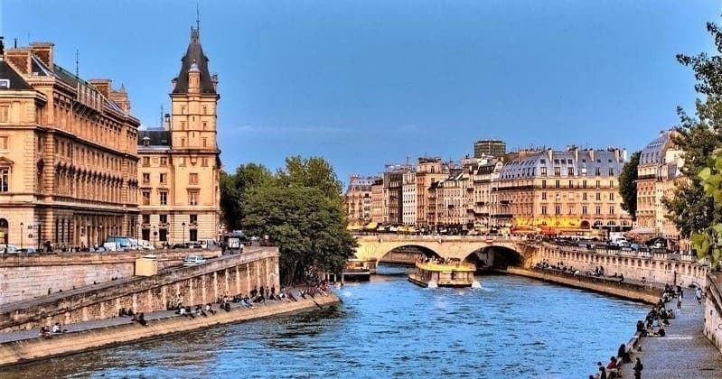 Seine River Cruise with Universal Tour Guide in Paris