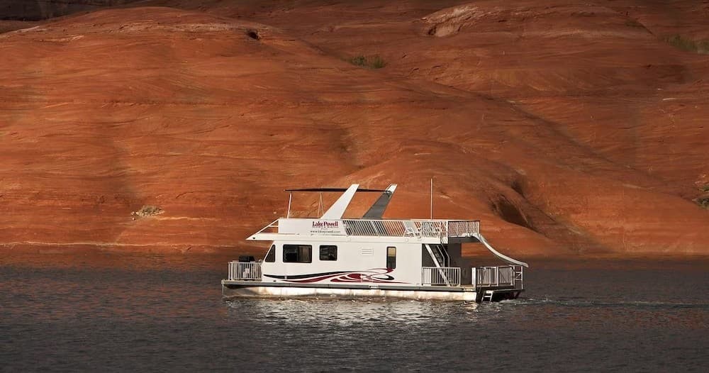 Explore Lake Powell on a 46 Ft Expedition Houseboat: Comfort Meets Adventure