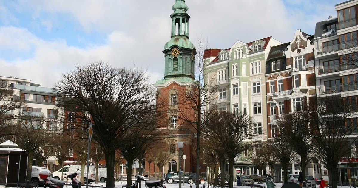 Urban Walking Tour of St. Georg in Hamburg's Cultural Heart