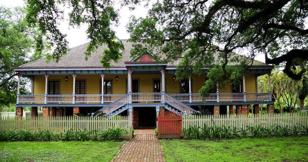 Historical Plantation Tour with Crescent City Tours & Transportation
