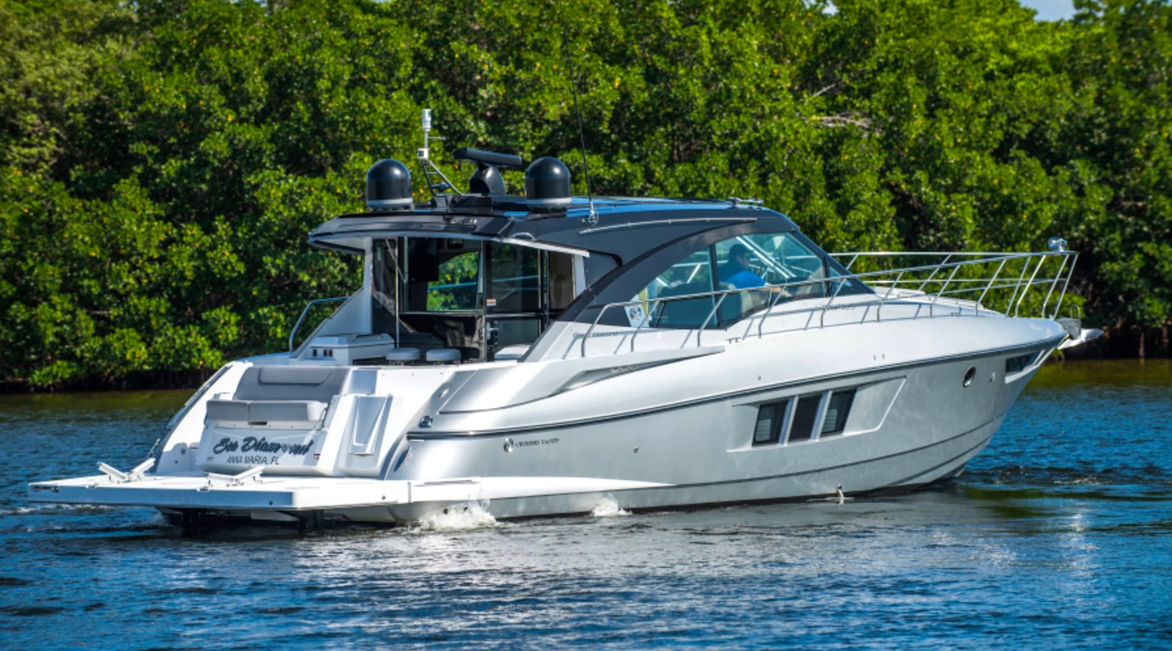 Luxury Yacht Cruising with Miami Boat Experts in Miami Beach