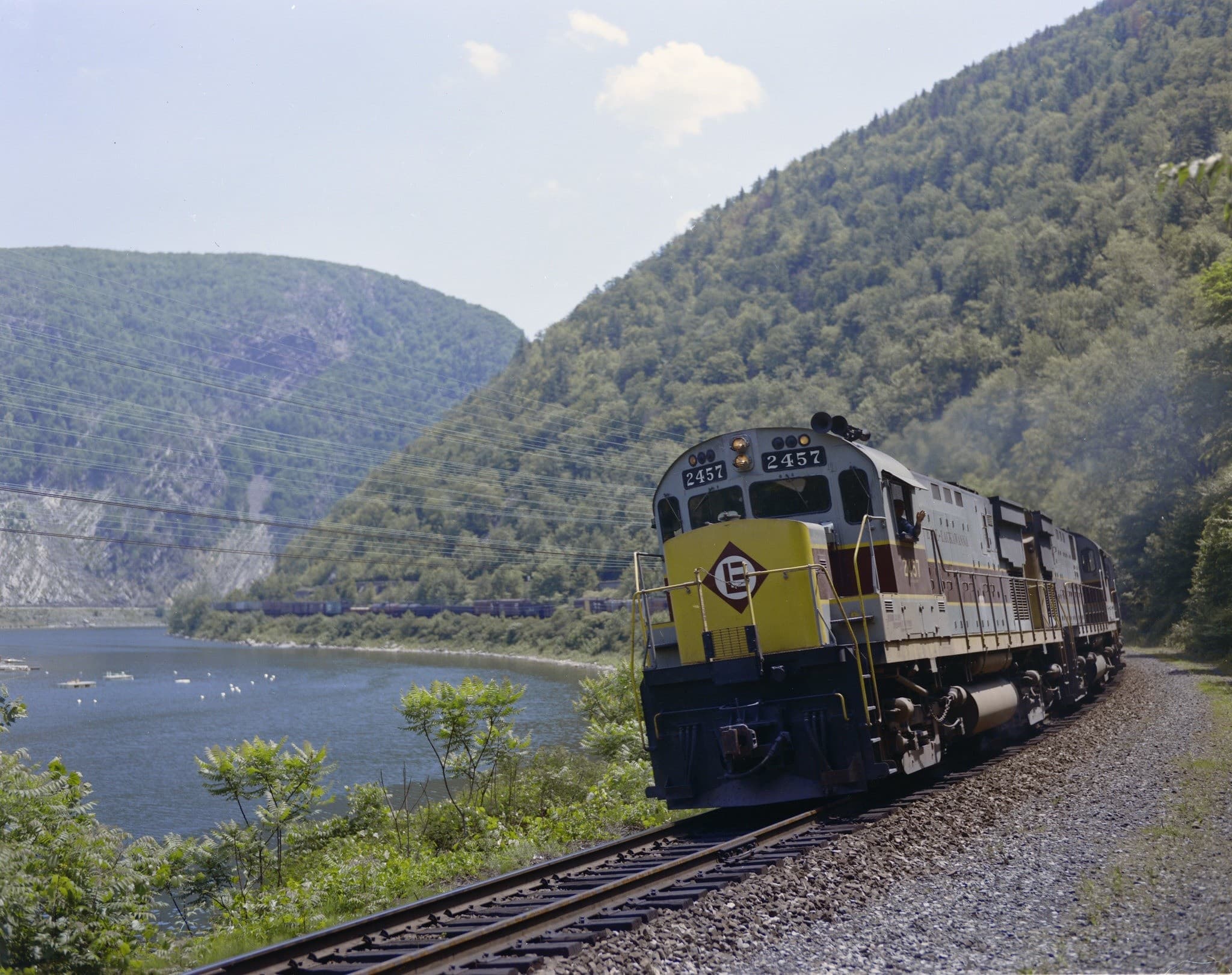 Water Gap Limited: Scenic Historic Rail Journey Through the Delaware Water Gap photo 2