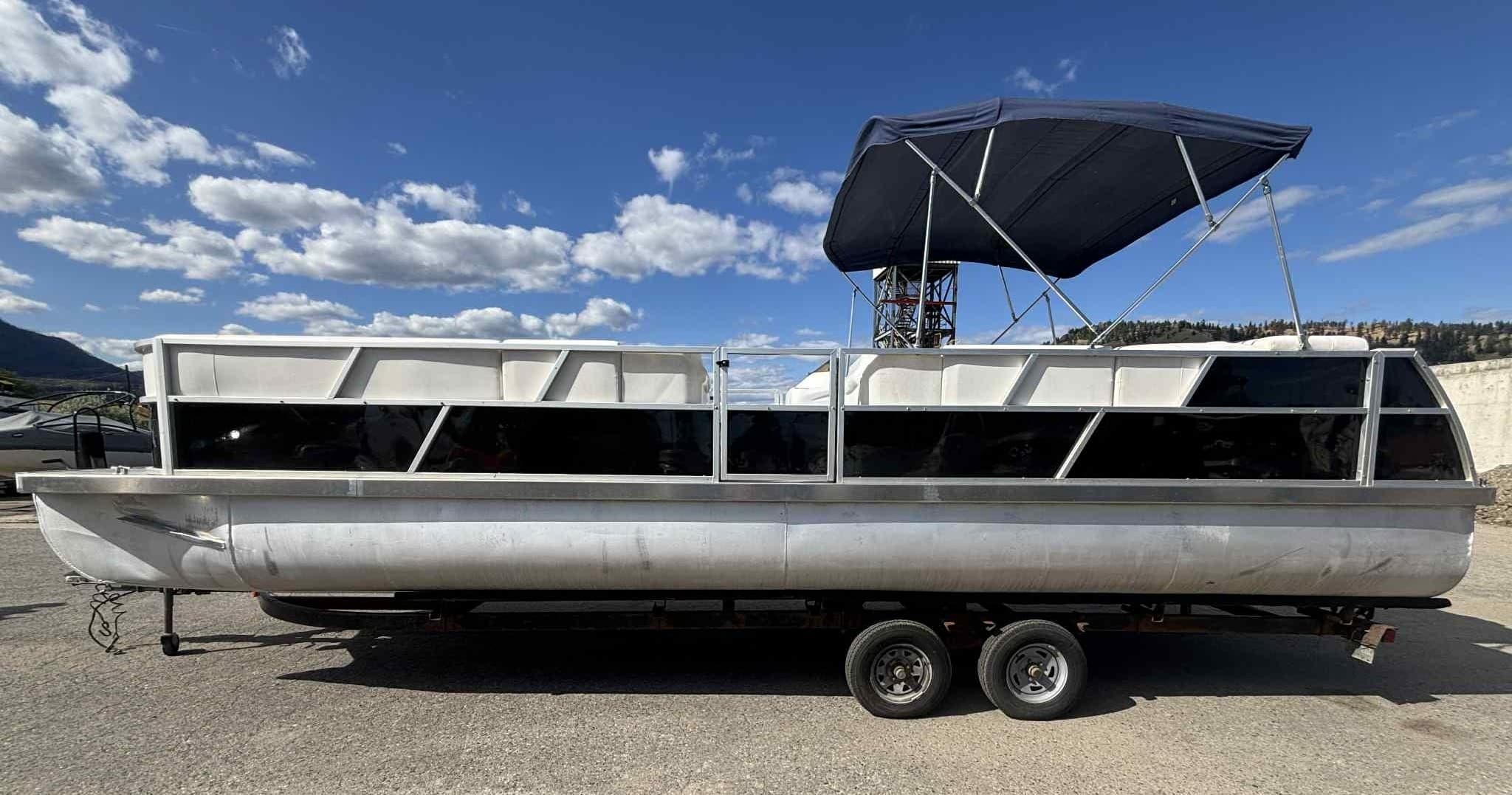 Kelowna Boat Rentals: Group Pontoon Adventures on Okanagan Lake