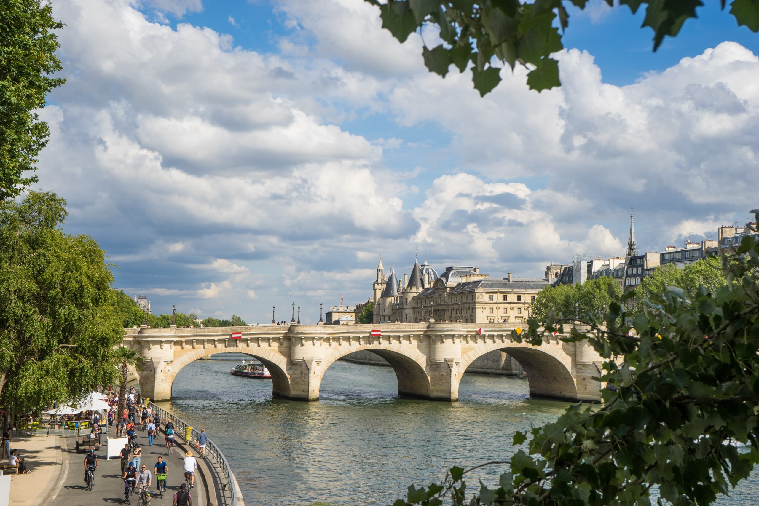 City Tour & Landmarks in Paris with HelpTourists