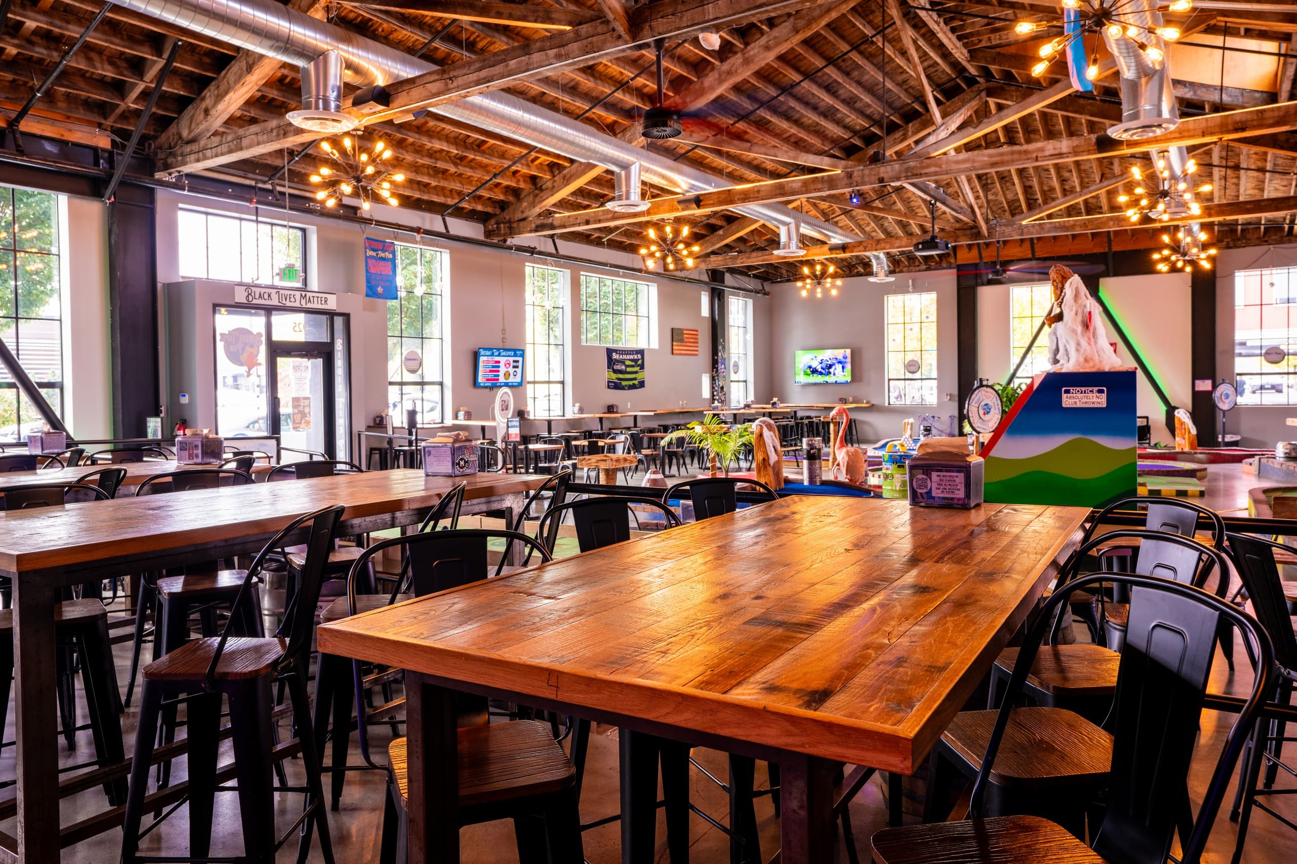 Hightop Two: Premium Bar Experience in Portland, Oregon