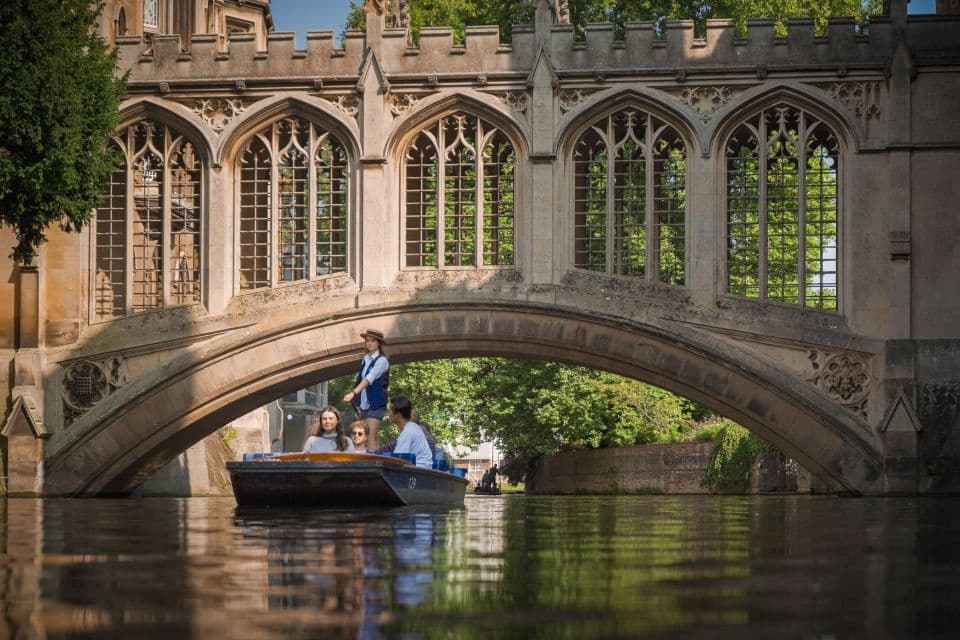 Cambridge Walking & Punting Tours with Alumni Tours