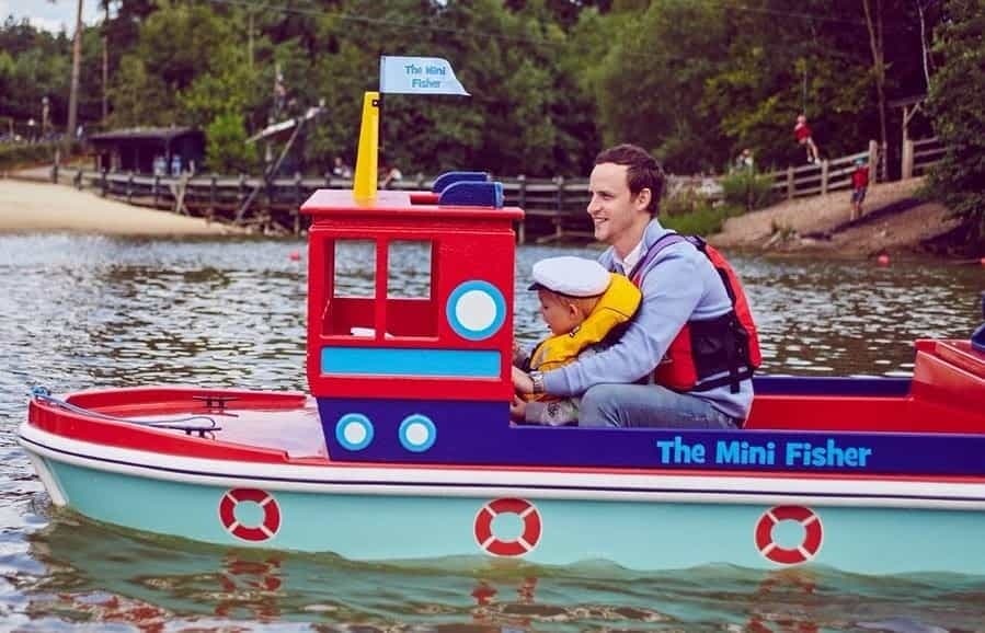Mini Boats on Campelos Lagoon: 30-Min Family Boating in Lisboa