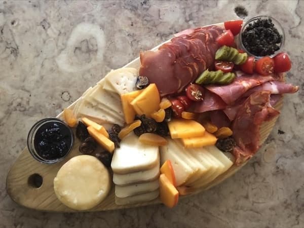 Food and Wine Tour in Lisbon with Ana