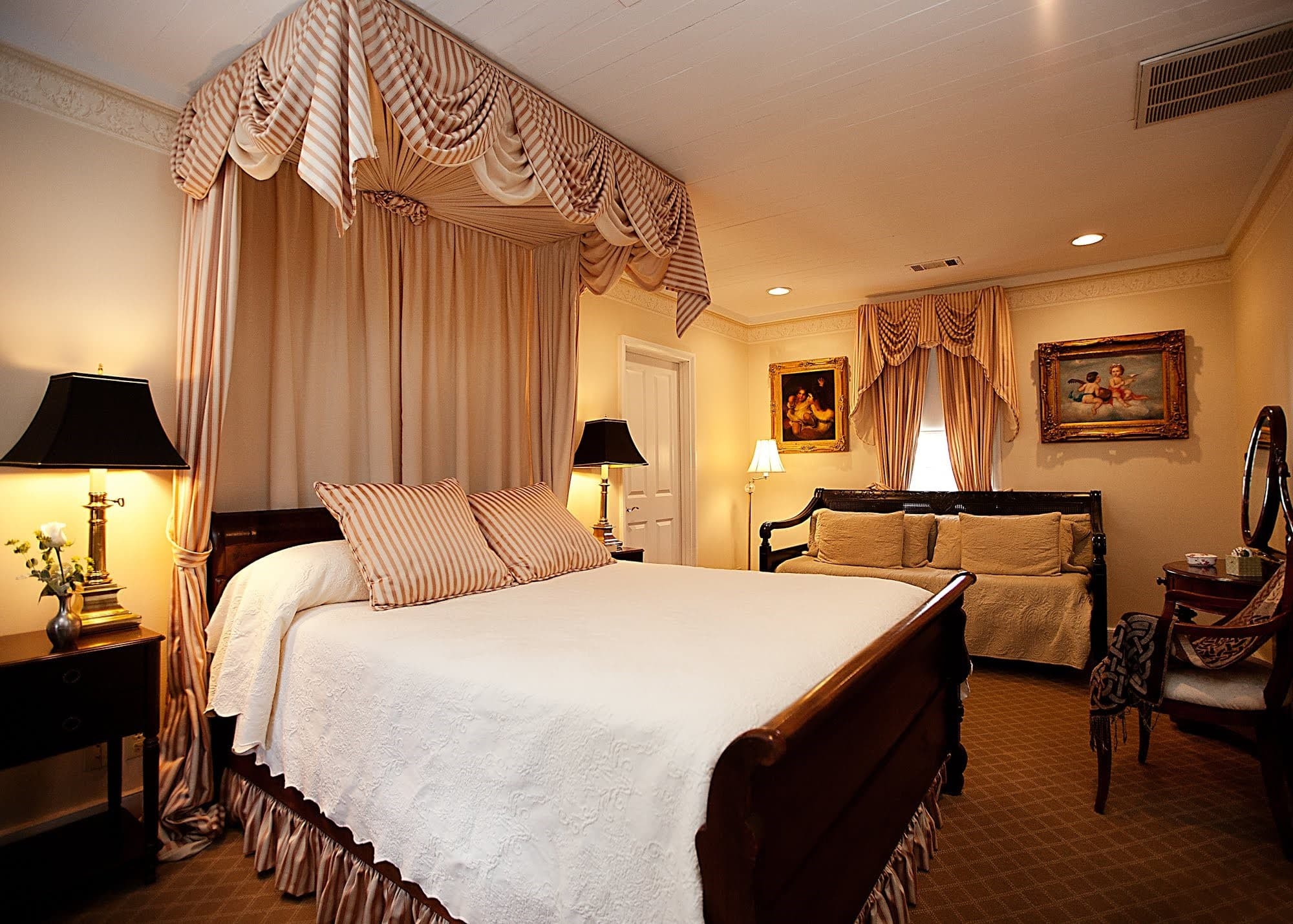 Historic Landmarks & Harbor Views at Monmouth Historic Inn