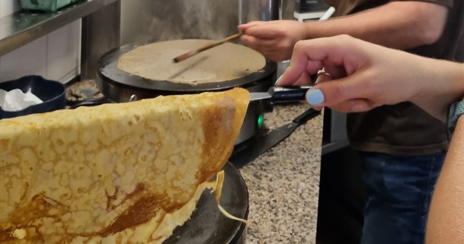 Sweet Crêpe Cooking Class in Paris with Caramel Sarrasin