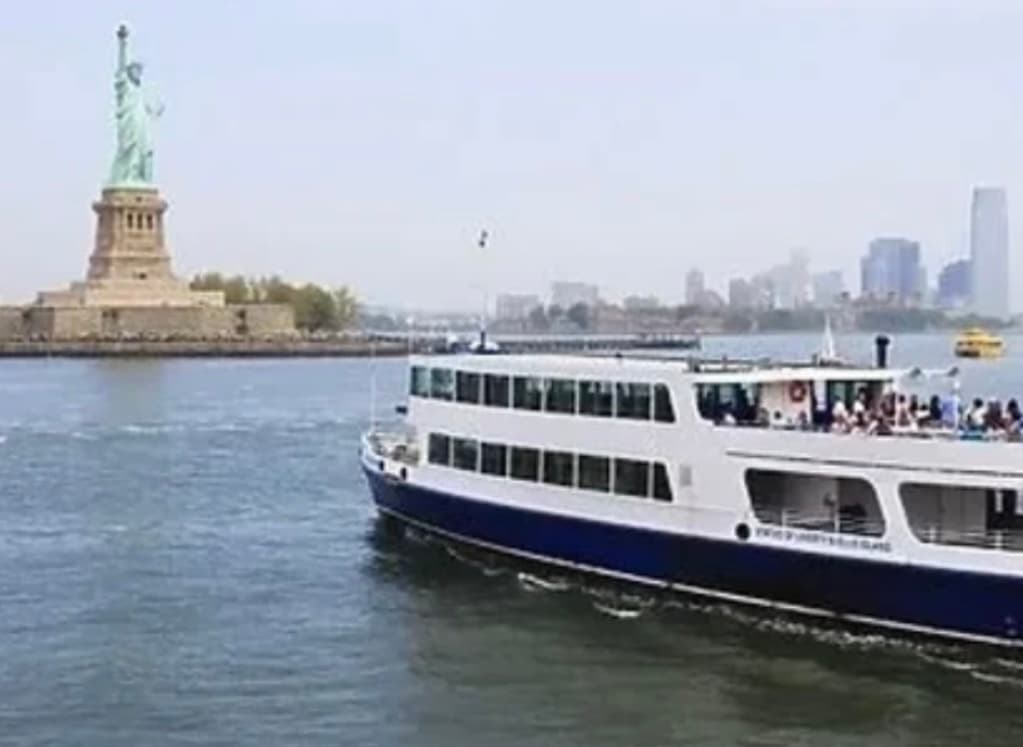 1-Hour Statue of Liberty Boat Tour — NYC Harbor Cruise & Skyline Views photo 1