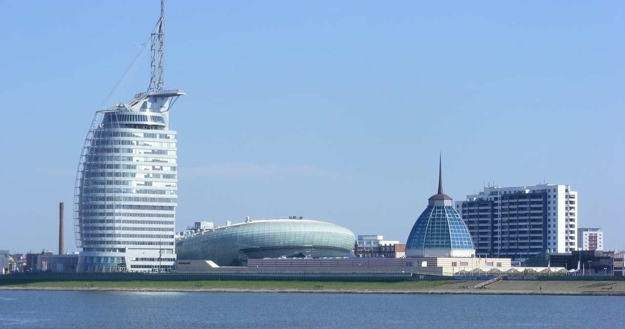Boat Charter Experience at Hal Över from Bremen to Bremerhaven