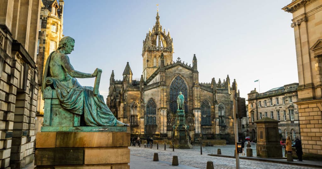 Walking Tour of Edinburgh with Brujula Free Tours