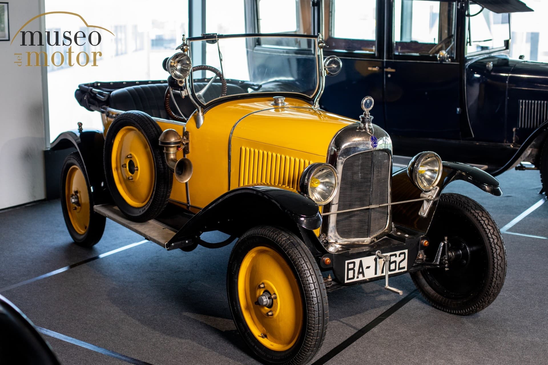 VIP Limousine Tour to Museo del Motor: Classic Cars & Automotive History in Finestrat