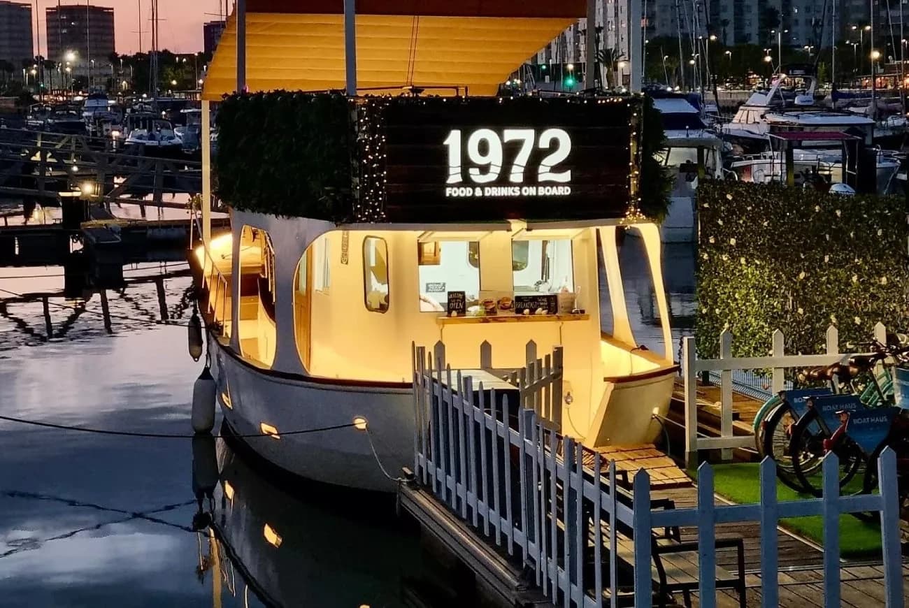 Unforgettable Mediterranean Sunset Dinner at La Línea’s Floating Restaurant