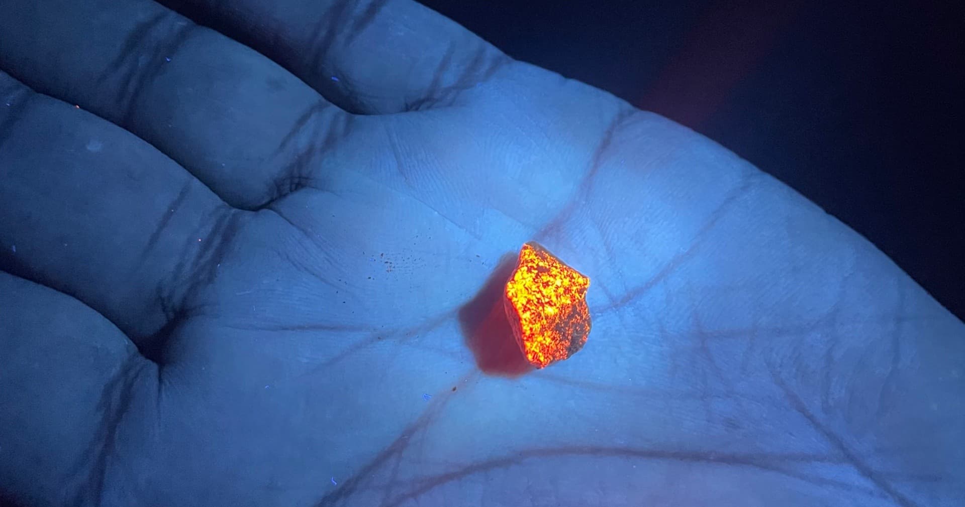 Bisbee Night Rockhounding: Fluorescent Mineral Tours Under UV Light