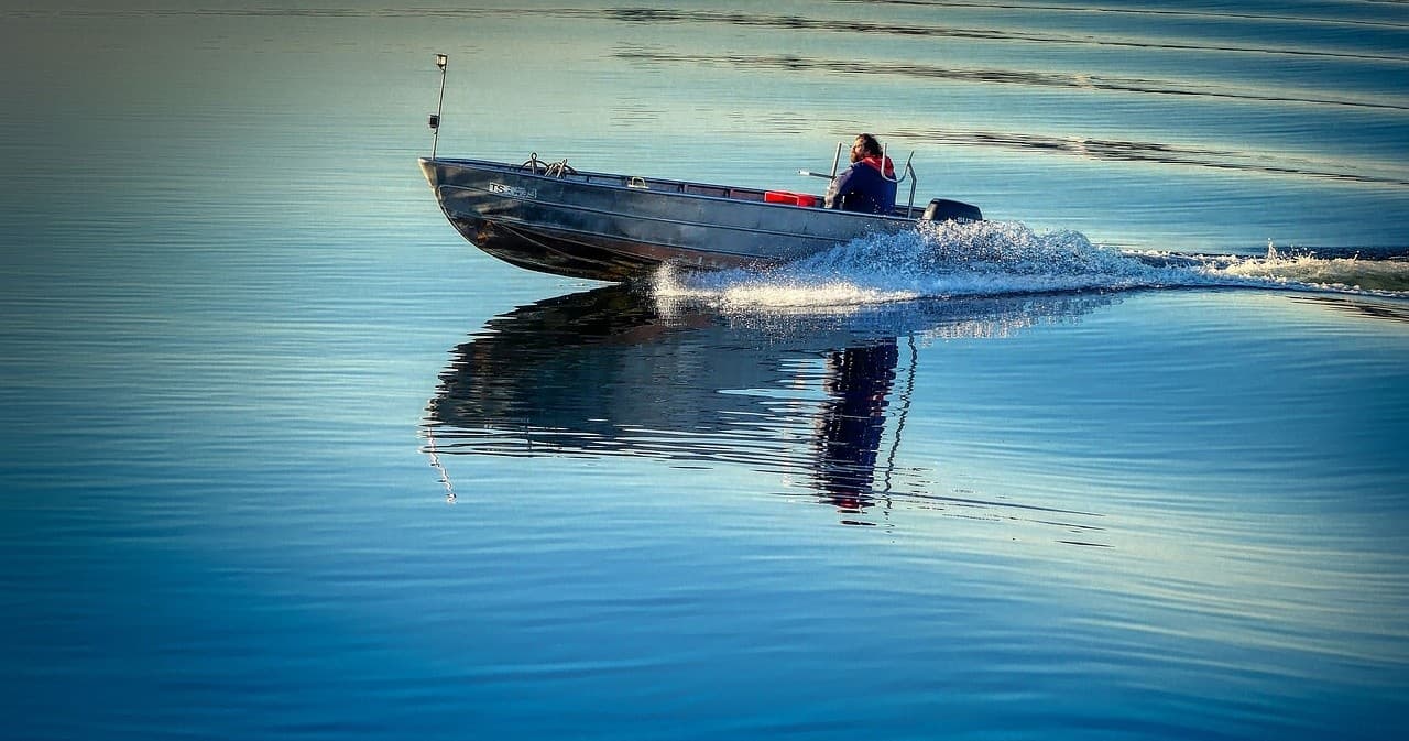 Motorboat Rentals at Eagle Lake Narrows Country Store
