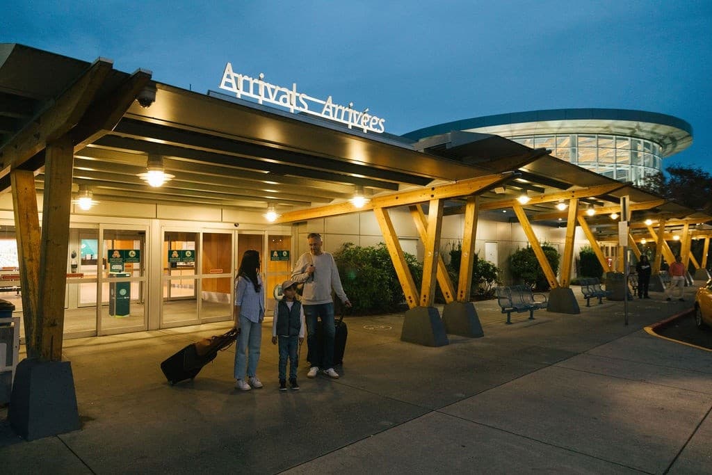 Private YYJ Airport Transfer: Scenic 3-Hour Intro to Victoria Inner Harbour, Beacon Hill Park & Oak Bay