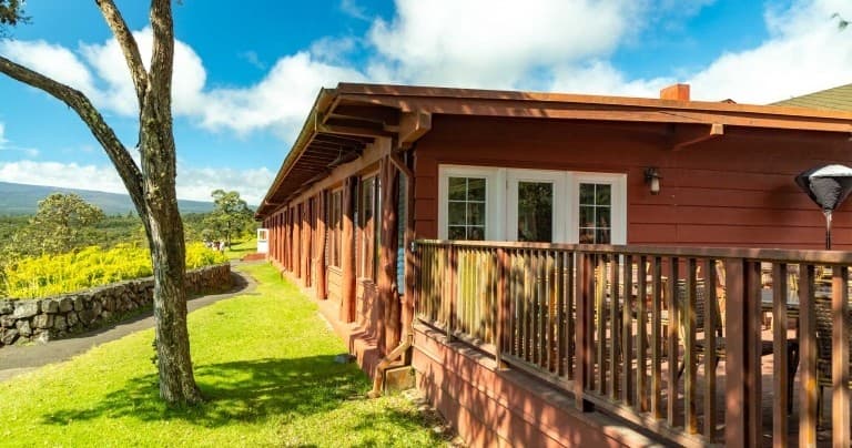 Ultimate Overnight Volcano Tour from Maui: Explore Hawai'i Volcanoes National Park and Sleep on the Crater Rim