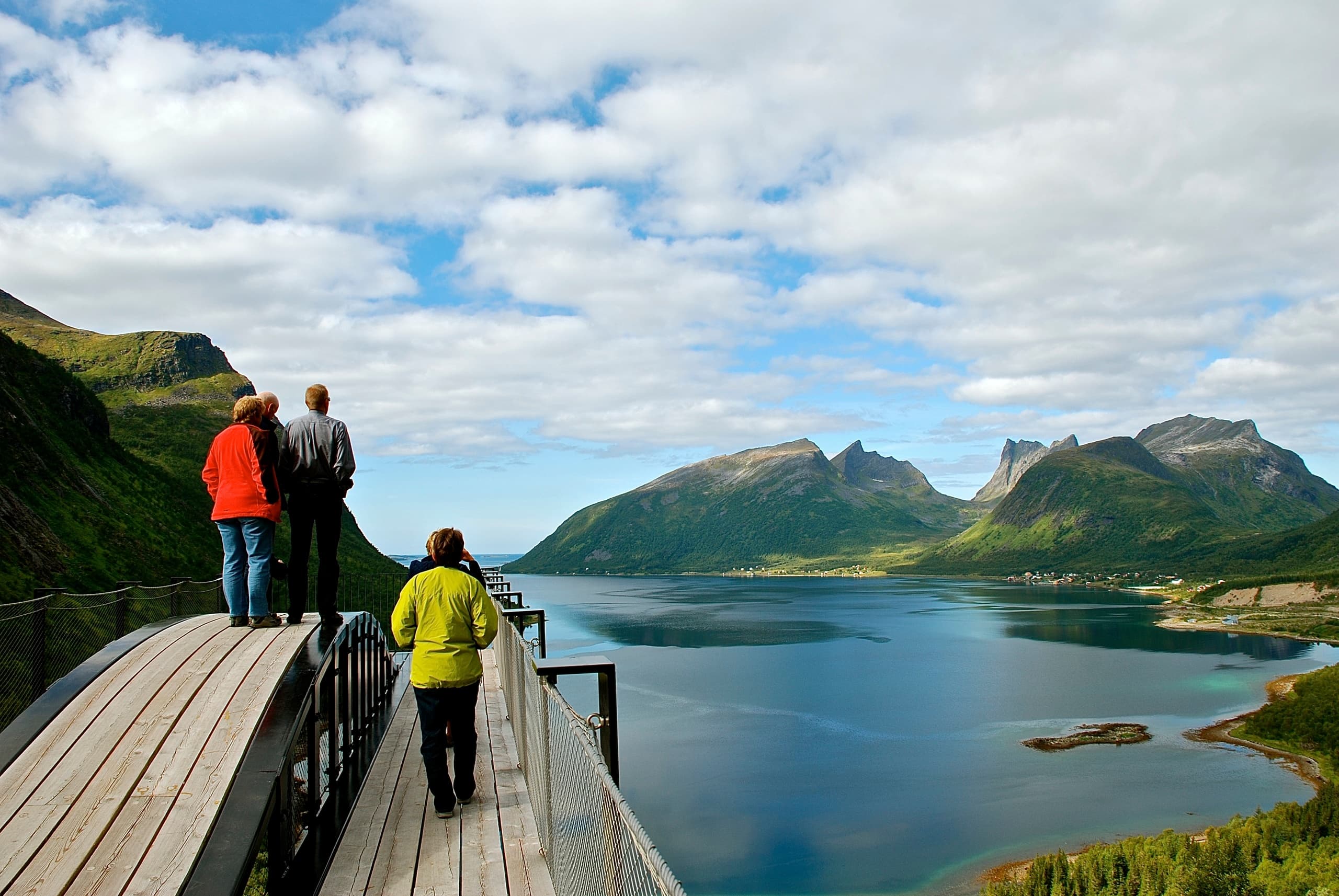 Scenic Road Trip & Sightseeing in Senja, Norway with Hamn i Senja