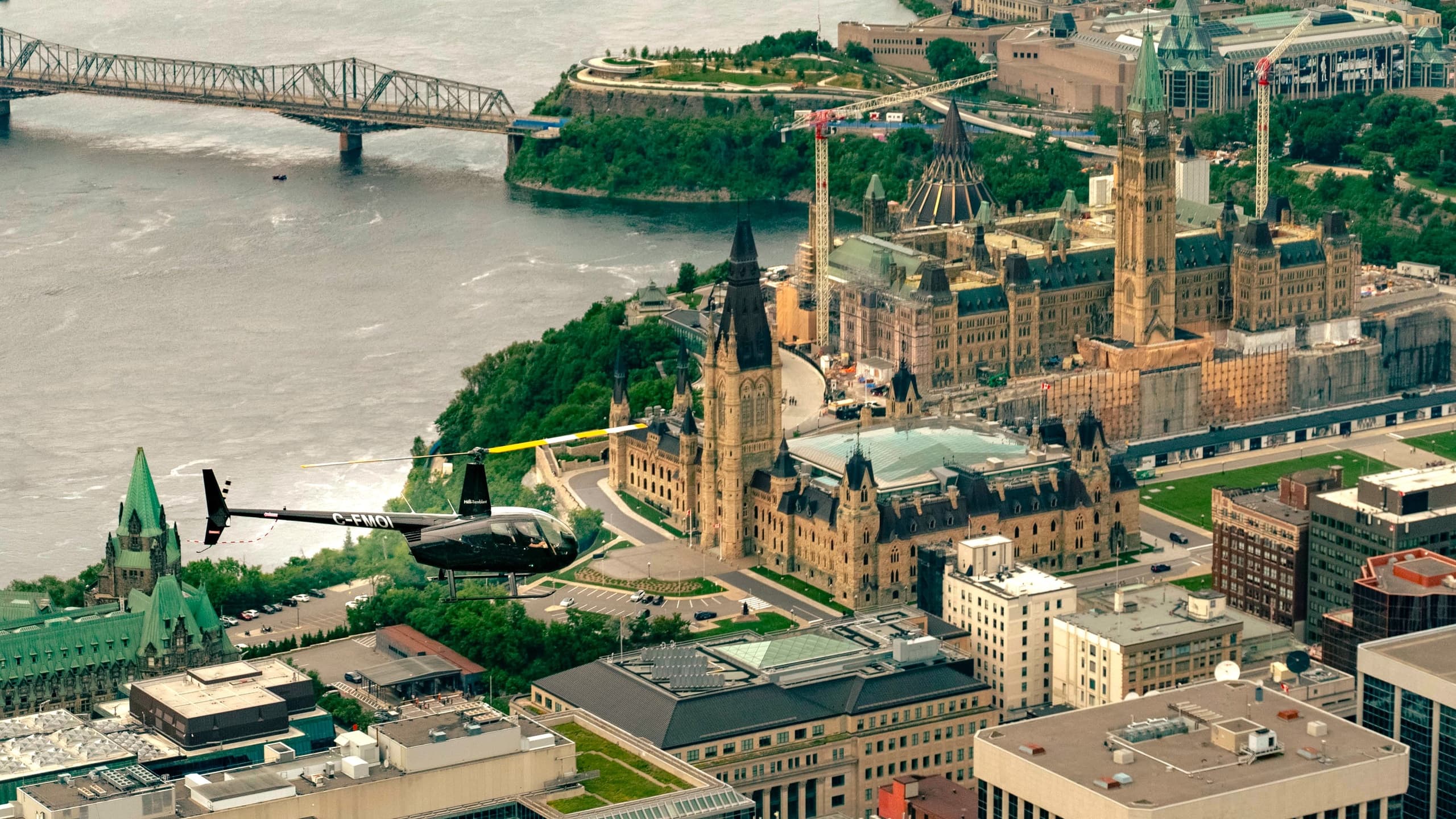 Helicopter Tours Over Ottawa with Passport Hélico