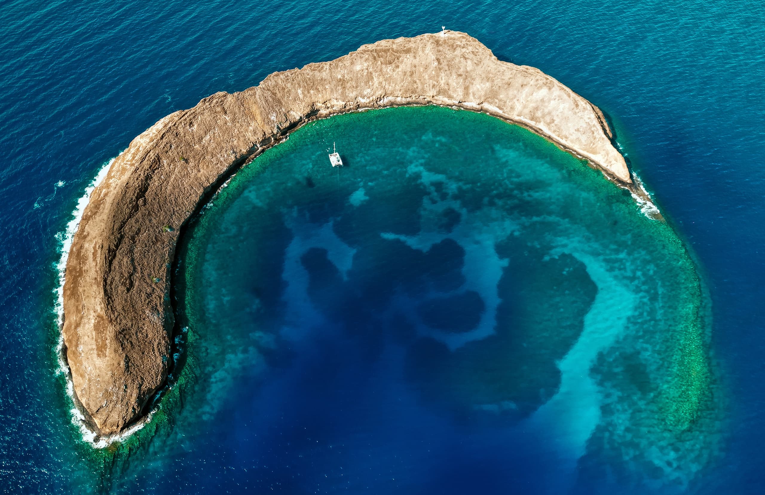 Molokini Deluxe Snorkel & Sail: Luxury Morning Snorkel Aboard the Alii Nui from Maalaea Harbor