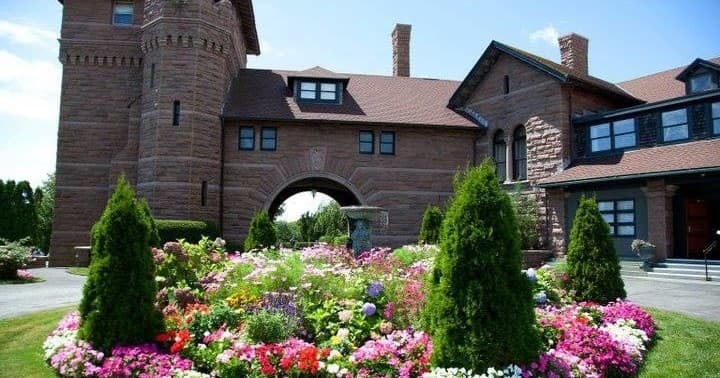 Experience Comfort and Connection: Medium Night with Sandy Waters in Newport, Rhode Island