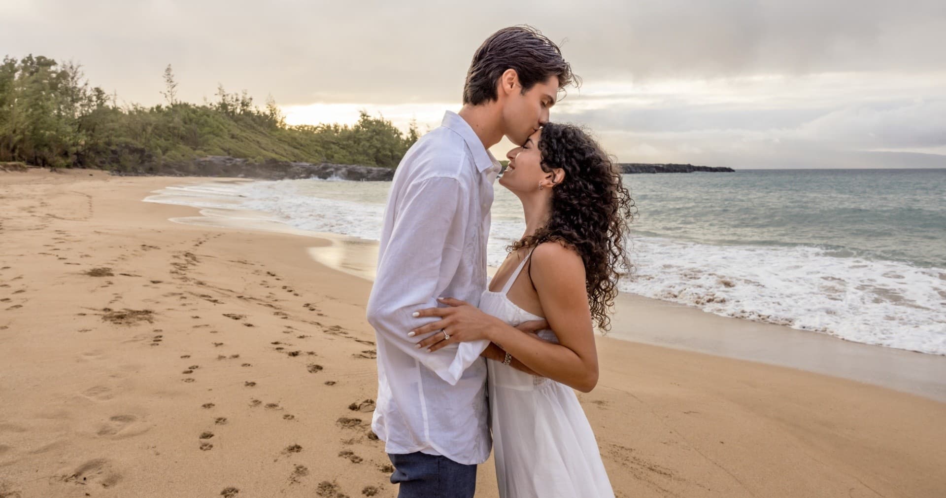 oahu-beach-photoshoot-30-minute-aloha-package-for-families-and-couples photo 2