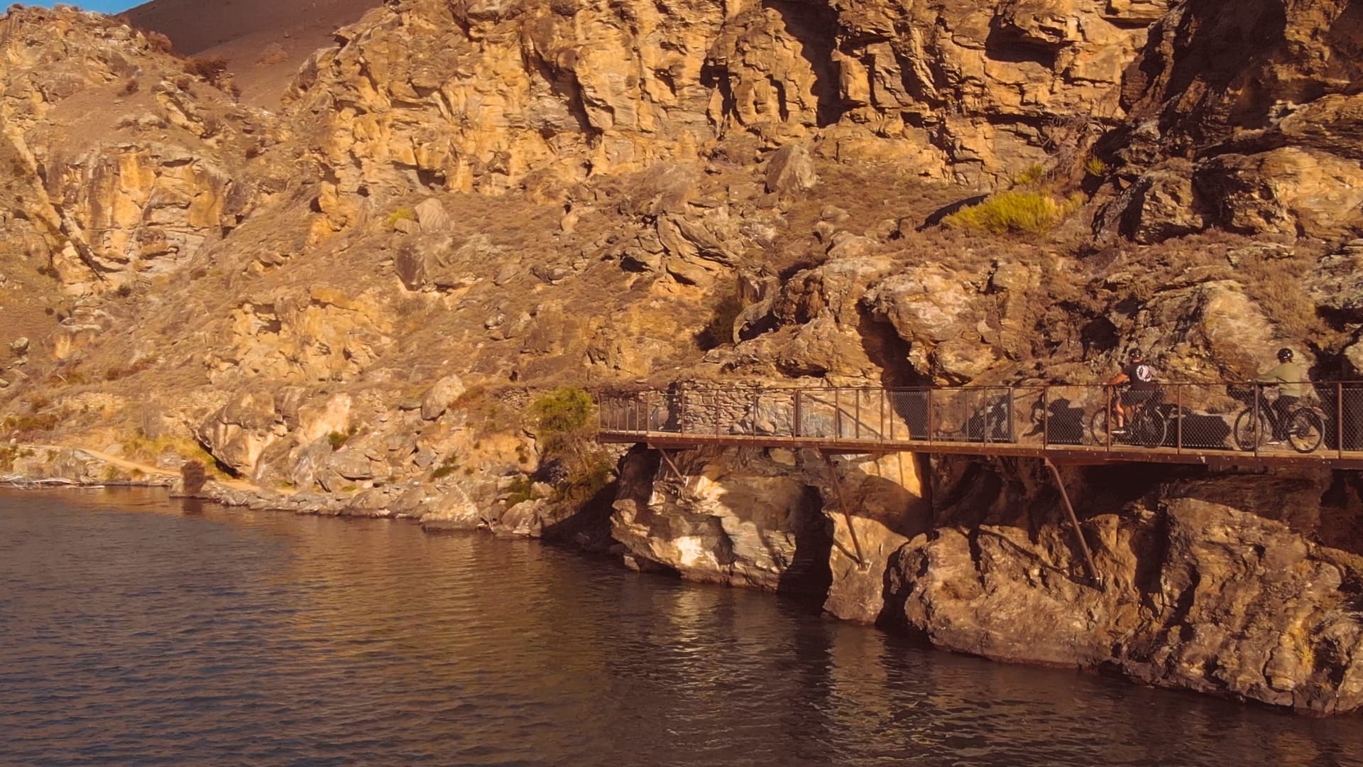 Lake Dunstan Deluxe: Boat & eBike Through Cromwell Gorge photo 3