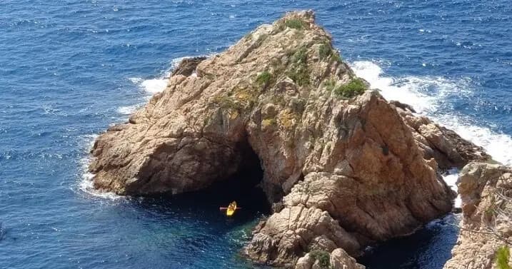 Paddle the Caves of Cala Giverola: Beginner SUP Rentals in Tossa de Mar photo 2